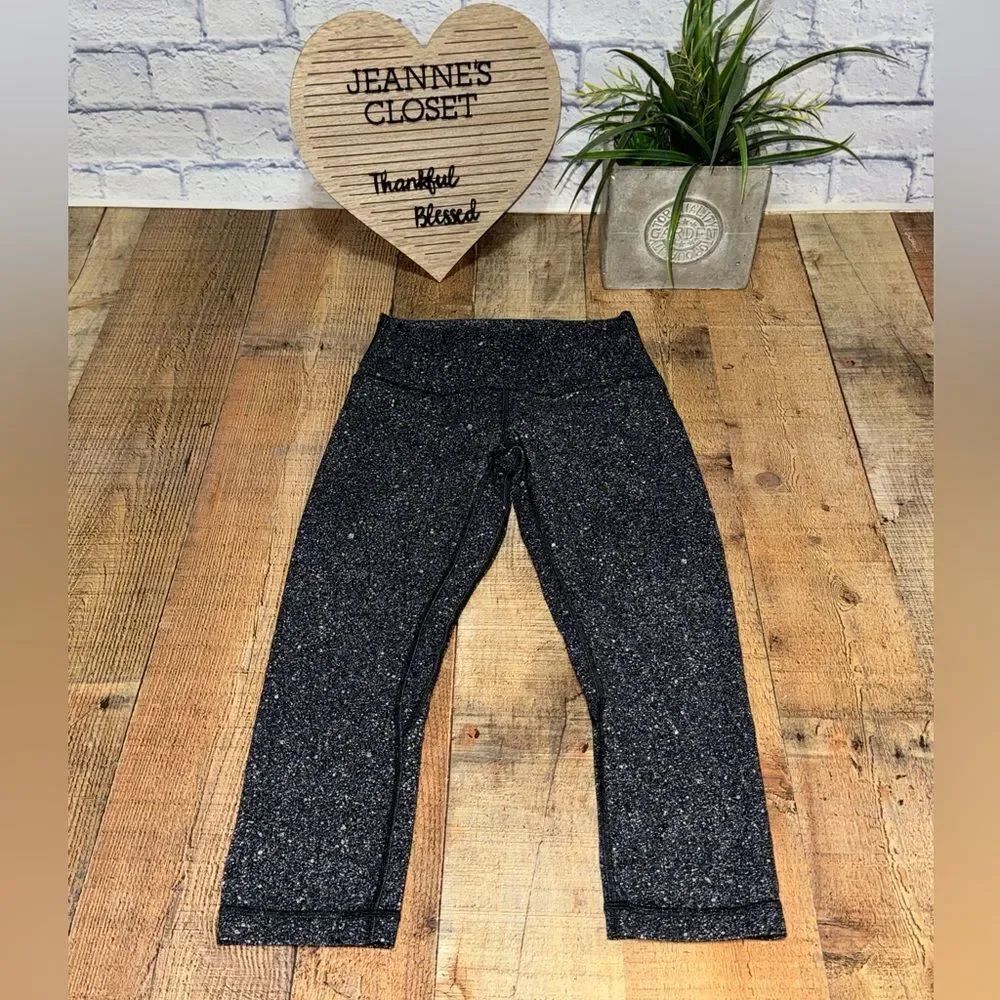 Lululemon Align Crop 21"
Luminesce Splatter Ice Grey Black